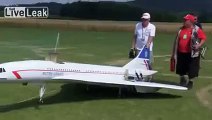 Oyuncak uçak kaza yaptı!