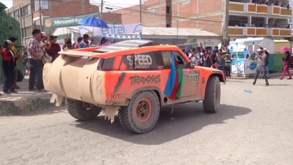 VIDEO. Le "donut" de fou de Robby Gordon en plein village !