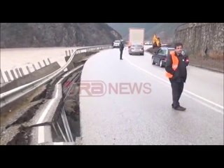 Shkumbini shemb 100 metra rrugë në Elbasan-Librazhd, qarkullohet vetëm në një aks- Ora News