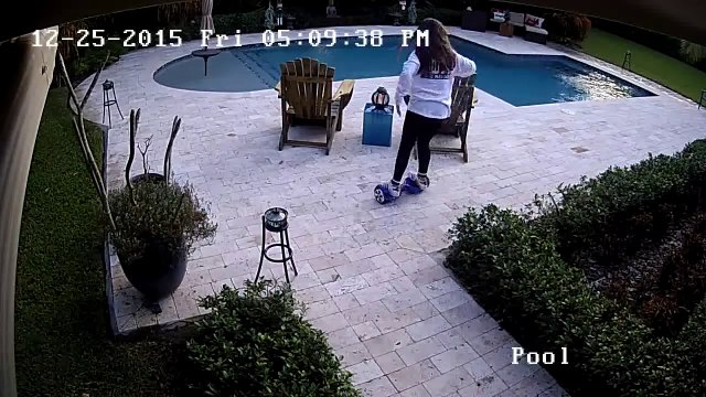 Hoverboard au bord de la piscine