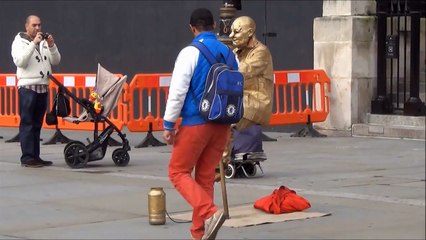 Lévitation en plein rue révélée en vidéo