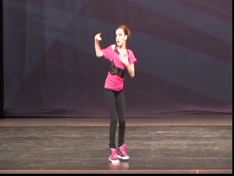 Cette petite danse comme une future danseuse star.