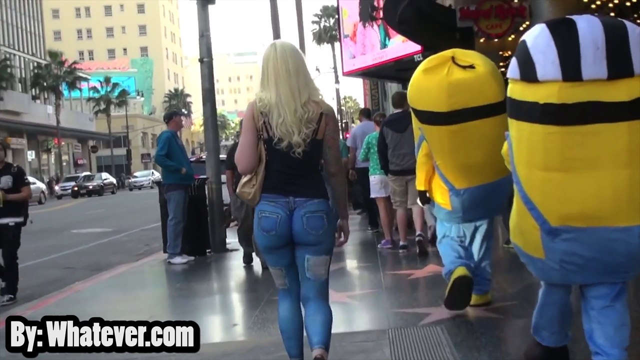 Sexy Girl Walks Around LA No Pants - Prank