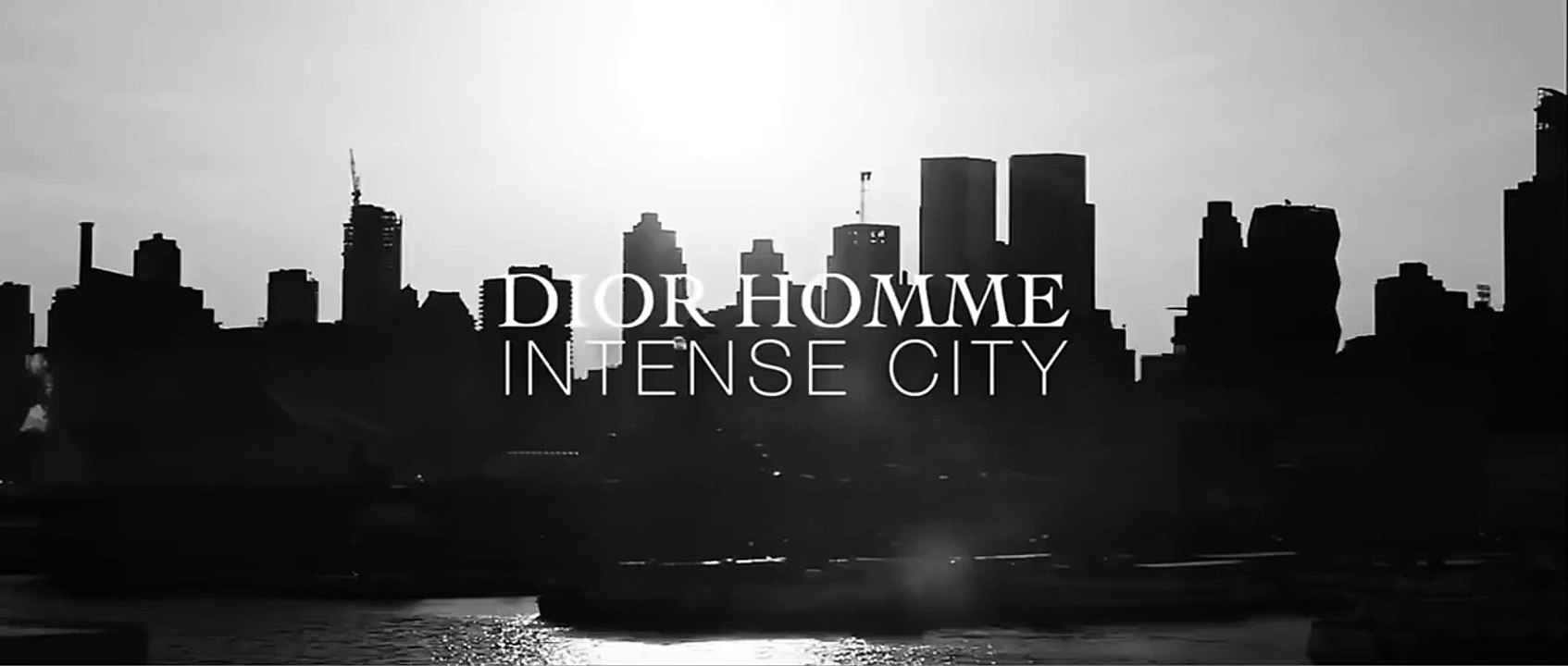 Buzz :  Robert Pattin­son tout en sensua­lité dans la dernière pub Dior Homme