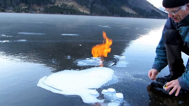 Il tente une curieuse expérience avec du méthane en feu sur un lac gelé