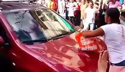 une jeune femme paralyse le trafic pour arrêter son mari qui la trompe