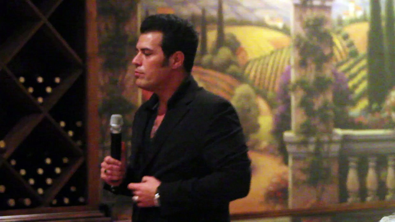 Franz Goovaerts sings 'Blue Suede Shoes' Tuscany Nov 2015