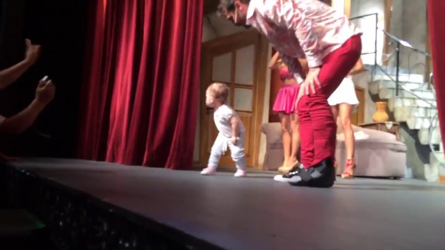 Oli saluda en el final del esteno de Casa Fantasma en calle Corrientes - 03 de Abril