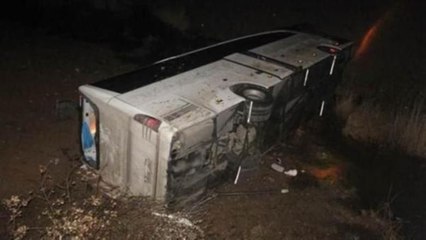 Mültecileri taşıyan otobüsle otomobil çarpıştı