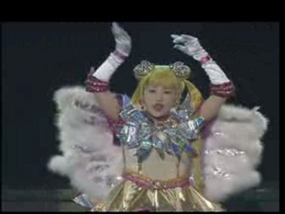 Cosplays de Sailor Moon chantant sur scène