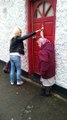 Une mamie s'amuse à frapper aux portes et s'enfuit comme une gamine. Trop mignon