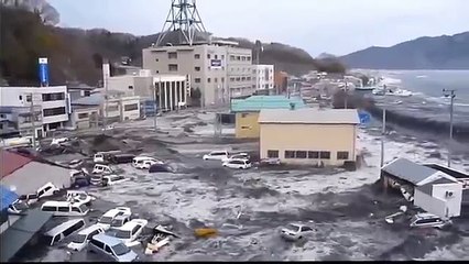 Скачать видео: Japan earthquake _ Tsunami 2011 - Shocking video - missing 18000 people