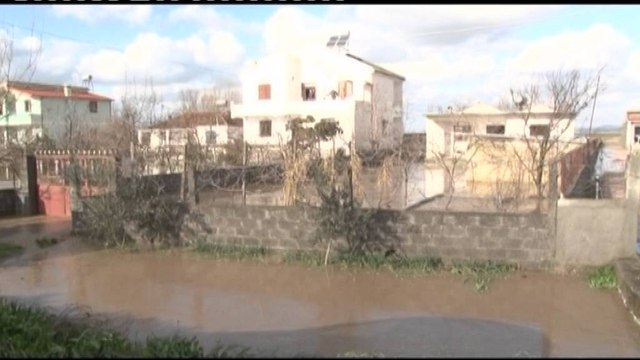 Lumi Shkumbin nis të tërhiqet, do riparohet çarja e argjinaturës - Ora News- Lajmi i fundit-