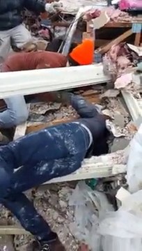 Ritrova il suo cane sotto le macerie dopo un tornado: il salvataggio è commovente