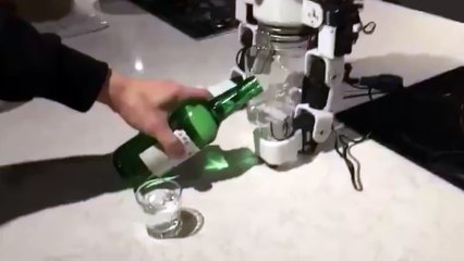 Il invente un robot capable de picoler pour ne plus jamais boire seul