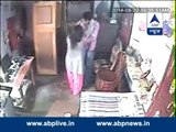 Robbing house keeping woman hostage CCTV ڈاکو نے عورت کو یرغمال بنا دیا
