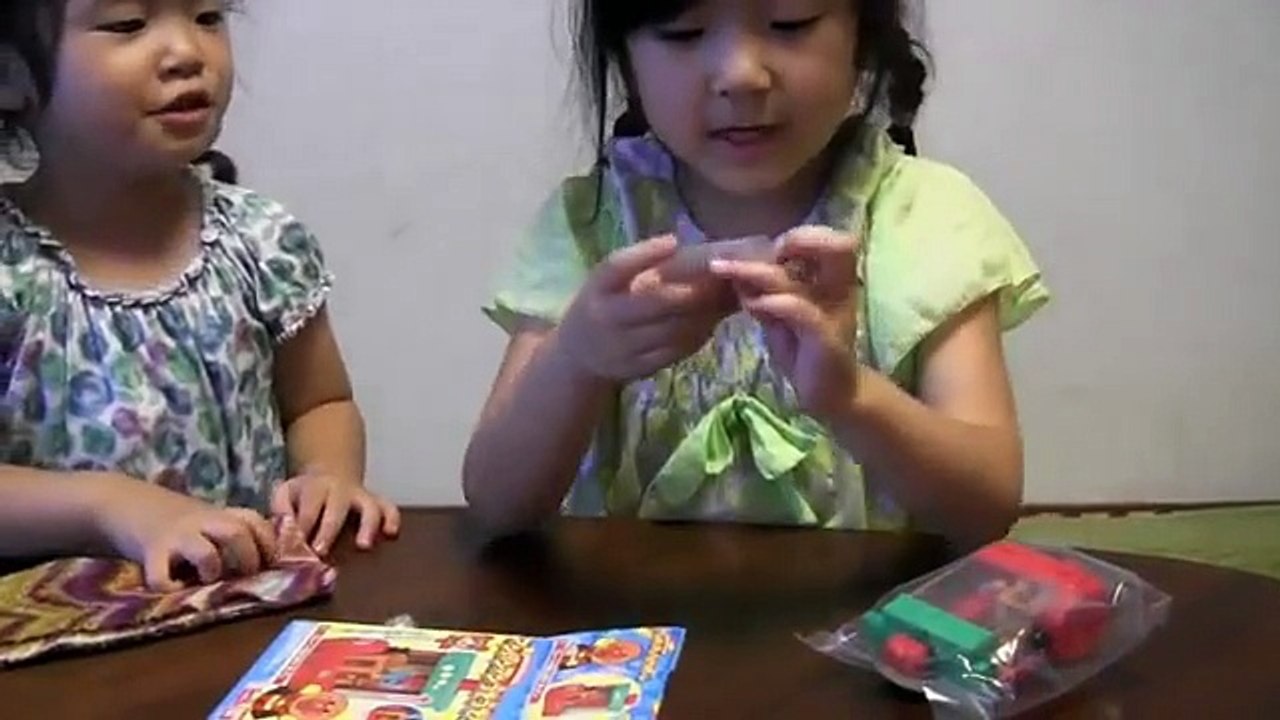 ちびっこレビュー　アンパンマン クレーンではこぼう！SLマン