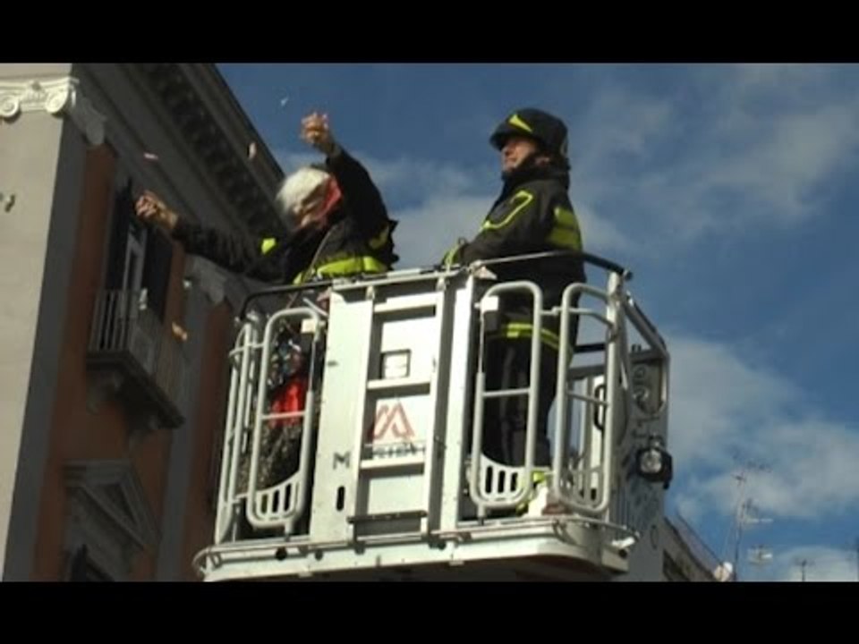 Napoli - La Befana dei Vigili del Fuoco in Piazza del Plebiscito (07.01.16)
