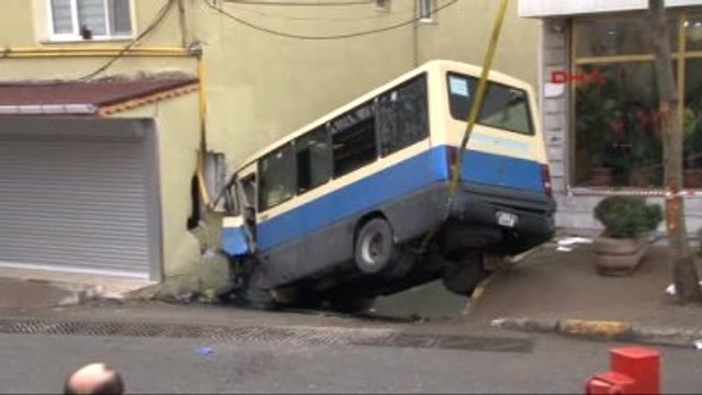 Sarıyer'de Yolcu Minibüsü Kaza Yaptı Yaralılar Var