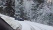 Une Audi R8 drift sur une route de montagne enneigée