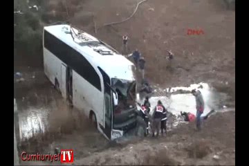 Mültecileri taşıyan otobüsle otomobil çarpıştı