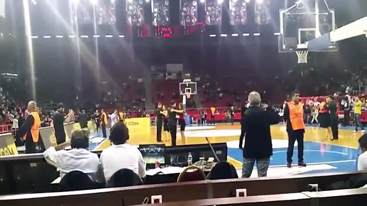 Bunlar Anadolu Efes - C. Zagreb Maçının Devre Arasında Vals Yaptılar