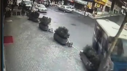 Sarıyer'deki Trafik Kazası Güvenlik Kamerasına Yansıdı (2)