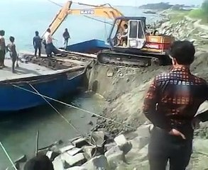 ils tentent de charger une pelleteuse et coulent leur barge