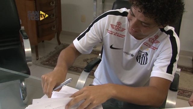 Victor Ferraz renova com o Santos e sonha com Seleção