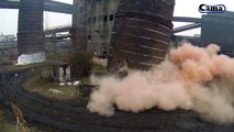 Un drone filme la destruction de deux immenses cheminées