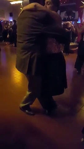 Video Rita e Pablo ballando in milonga Tango in Abbraccio Chiuso