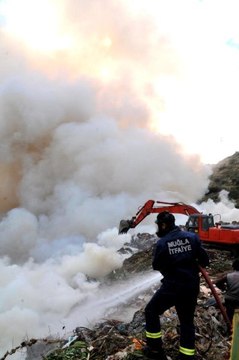 Çöplük Yandı, Gökyüzü Dumanla Kaplandı