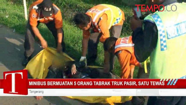 Minibus Bermuatan 5 Orang Tabrak Truk Pasir, Satu Orang Tewas