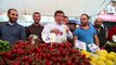 Davutoğlu pazarda domates sattı!