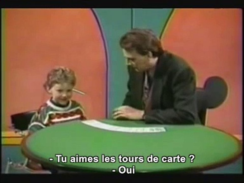 Un enfant ruine le tour d'un magicien