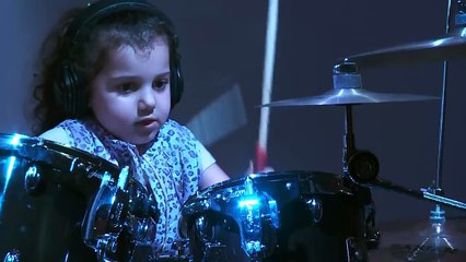Une gamine de 5 ans s'installe à cette batterie, quand la chanson débute je suis sans mots