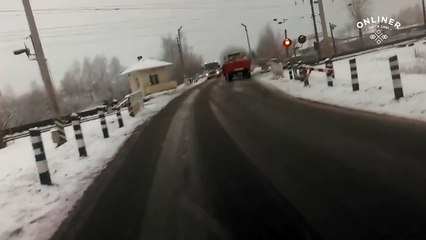 Поезд сбивает трактор на переезде