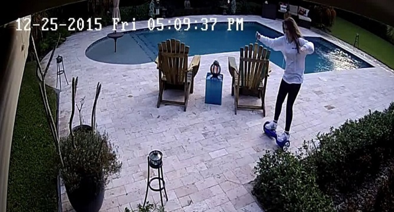 Fail d'une fille avec son hoverboard au bord de la piscine