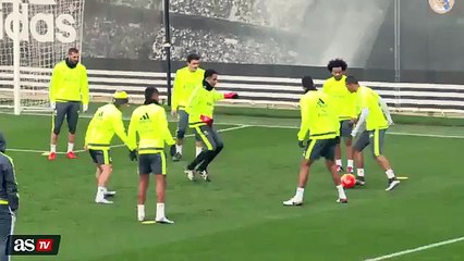 Cómico resbalón de Keylor Navas tras caño y risas de Marcelo