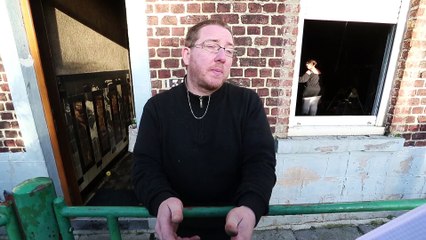 Il sauve deux nourrissons des flammes avant l' intervention des pompiers.