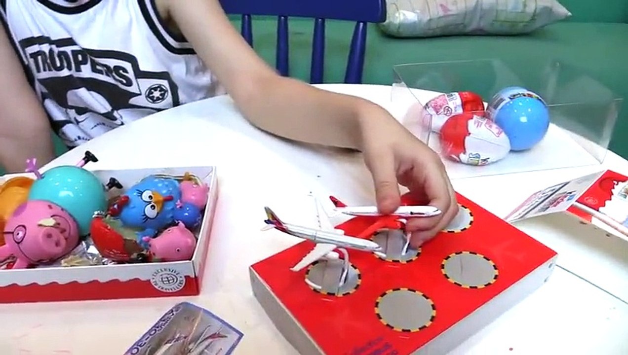 Peppa Pig George e Papai Pig Abrindo Kinder Ovos Surpresas Galinha Pintadinha Airbus Surprise Eggs  Greatest Videos