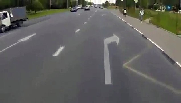 Ветер сдул девушке юбку ))