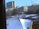 Ворона катается на крышке от майонеза с крыши ))