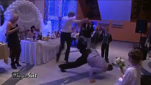 Думаете у вас самая веселая свадьба! Посмотрите это