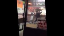 Hombre se enfrenta a estos dos animalitos que entraron a su restaurant con un palo