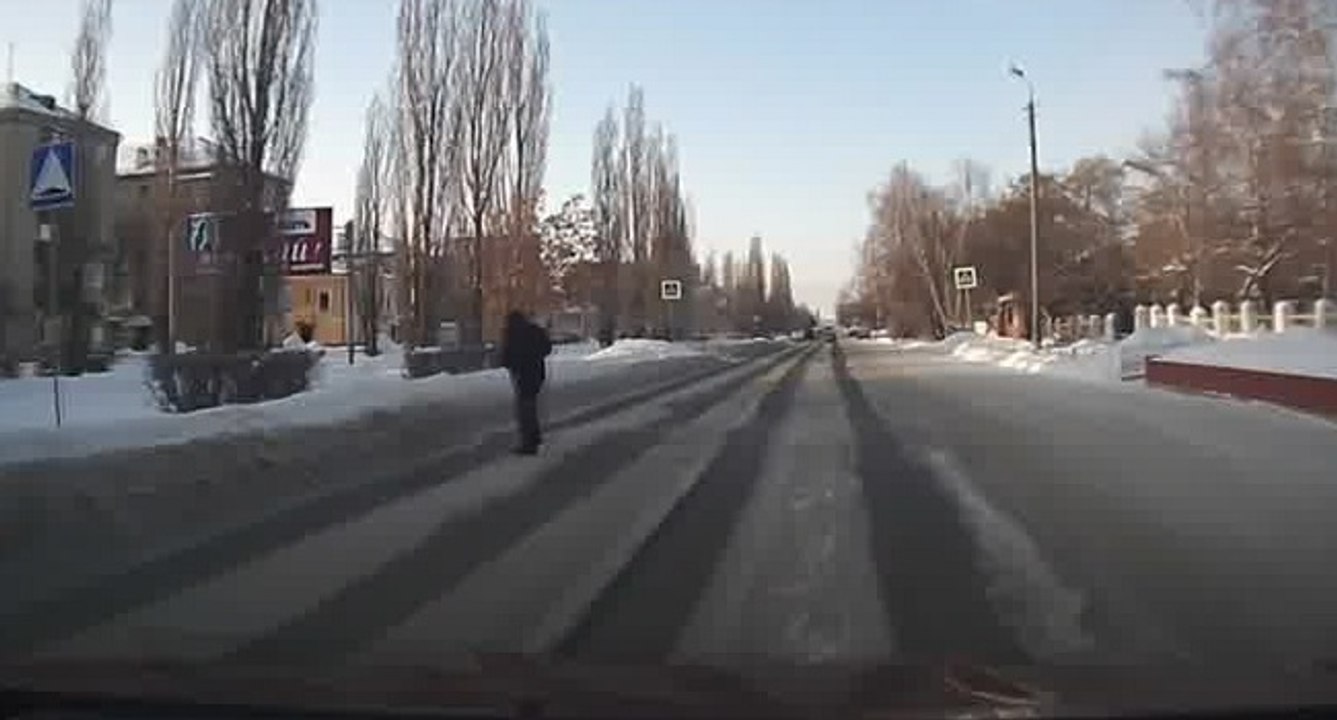 Un piéton ivre traverse une route en Russie