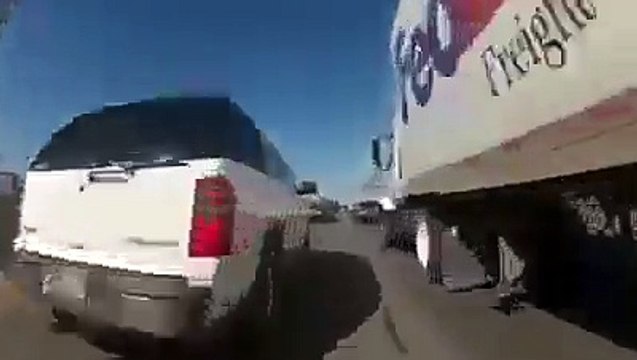 Motociclista conduz de forma absolutamente louca!