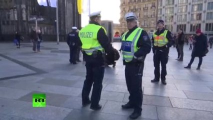 Köln'de Kadın Tacizine Çıplak Protesto