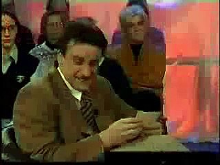 مذيع مجنون يضحك على صوت ضيف