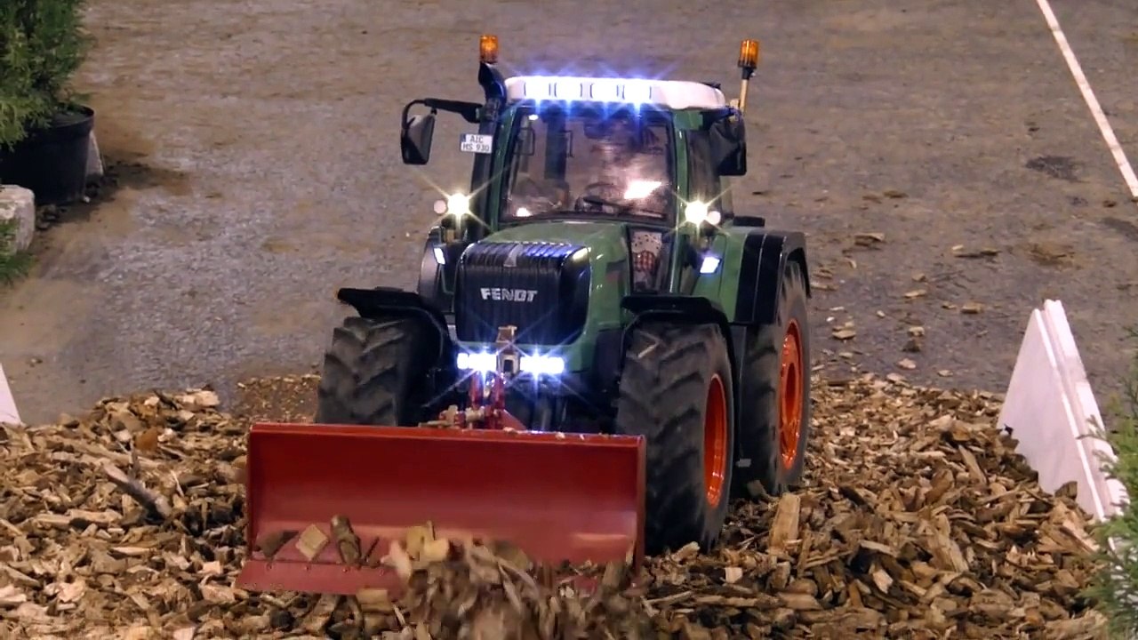 BIG RC SCALE MODEL TRACTOR WITH SHOVEL AT WORK AMAZING GREAT !!! / Faszination Modellbau 2